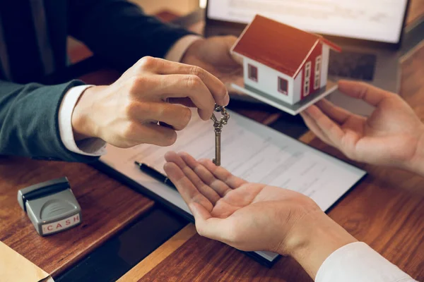 Hand Fastighetsmäklare Passerar Nyckeln Till Nya Husägare Kontor Med Köparens — Stockfoto