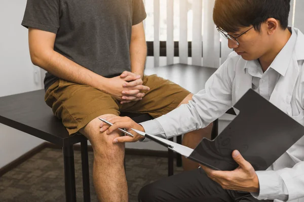 Aziatische Fysiotherapeuten Onderzoeken Resultaten Van Kniebehandelingen — Stockfoto