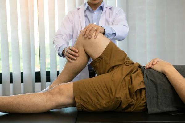 Fysiotherapeuten Gebruiken Het Handvat Knie Van Patiënt Controleren Pijn — Stockfoto