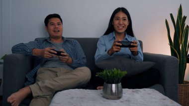 Asyalı çiftler geceleri oturma odalarında oyun oynarken eğleniyorlar..