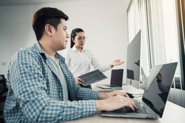 Ofiste, programlama ve şifreleme teknolojisi web sitesi tasarım programcılarının geliştirilmesi için çalışan iki Asyalı takım..