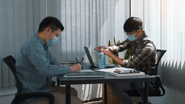 Los Colegas Asiáticos Están Trabajando Oficina Mientras Usan Una Máscara — Foto de Stock