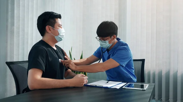 Médico Asiático Está Usando Estetoscopio Escuchar Los Latidos Del Corazón —  Fotos de Stock