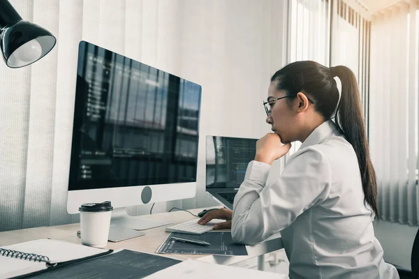 Asiatiska Kvinnliga Mjukvaruutvecklare Stressade Vid Analys Kodbaserade System — Stockfoto