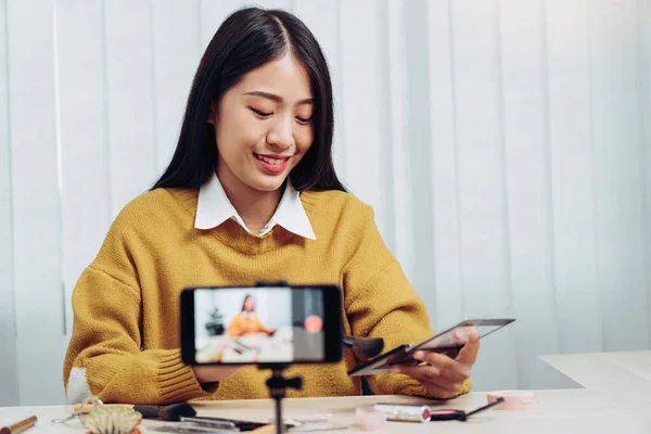 Hermosa Mujer Asiática Blogger Usando Cámara Teléfono Grabación Vlog Video —  Fotos de Stock