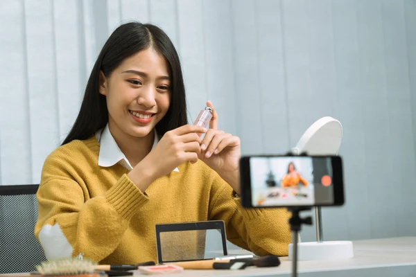 Joven Mujer Asiática Vlogging Sobre Cosméticos Artículos Cuidado Piel Productos —  Fotos de Stock