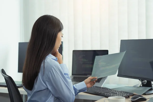 Femme Asiatique Été Souligné Petit Matin Tout Contemplant Les Programmes — Photo