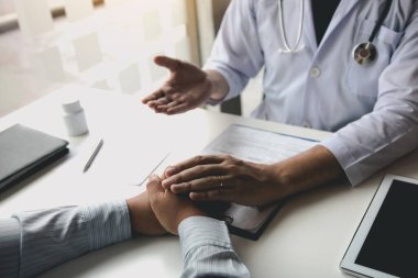 Doktor el ele tutuşur ve teselli danışmanlarını hastalara bırakır..