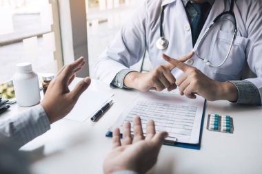 Doktor tedavi için zıtlıklardan ya da tedavi için ilaç almaktan bahsediyor..