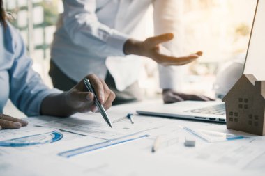 Mühendisler proje türlerinin yapısal analizi ve planları üzerinde çalışmalara yardım ediyorlar..