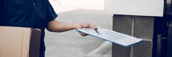 Joven Asiático Hombre Sonriendo Mientras Entrega Una Caja Cartón Mujer — Foto de Stock