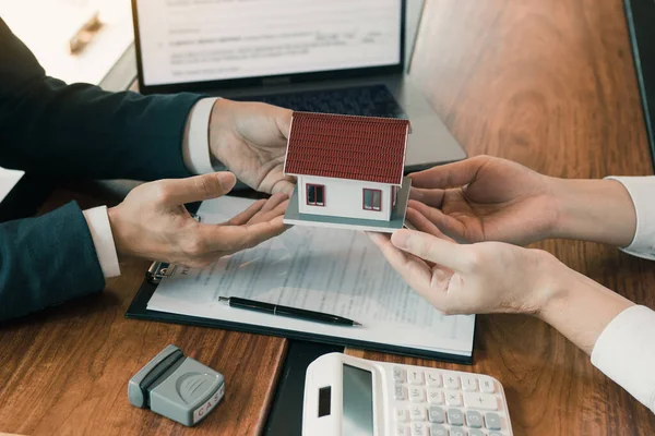 Hemagenter Ger Huset Gåvor Till Nya Hem Köpare Kontorsrum — Stockfoto