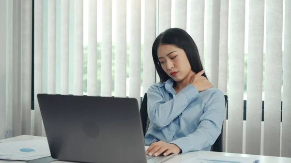 Asiatisk Kvinna Som Arbetade Lång Tid Hade Ont Axeln Medan — Stockfoto