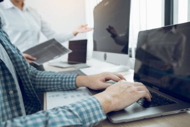 Dizüstü bilgisayarda çalışan ve birlikte analiz eden programlama ve kodlama teknolojileri geliştiren iki ortaklık.