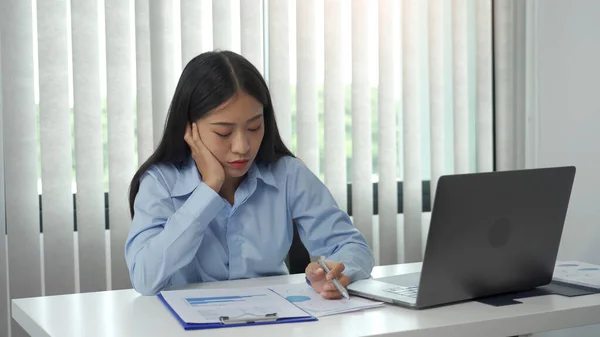 Las Mujeres Asiáticas Están Aburridas Trabajar Oficina —  Fotos de Stock
