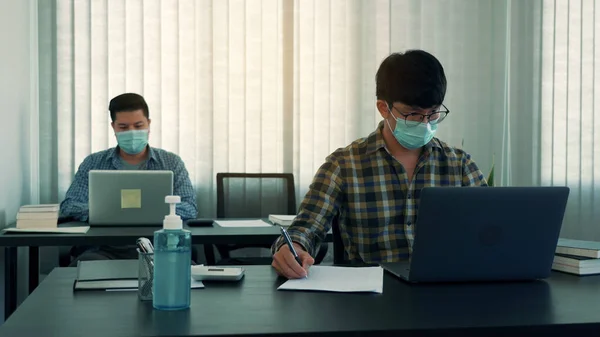Colega Asiática Trabaja Mientras Usa Una Máscara Oficina Durante Covid — Foto de Stock