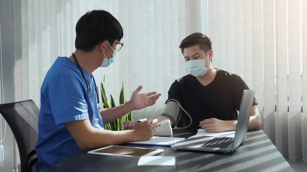 Médico Asiático Está Utilizando Monitor Presión Arterial Paciente Momento Chequeo — Foto de Stock