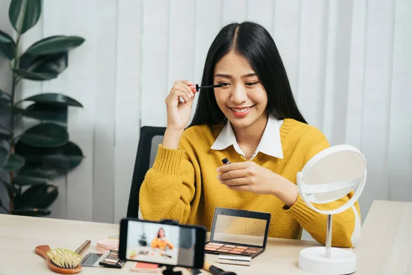 Joven Mujer Asiática Vlogging Sobre Cosméticos Artículos Cuidado Piel Productos —  Fotos de Stock