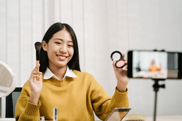 아시아인 여자는 집에서 카메라를 사용하여 화장품에 비디오를 만들어 제품에 — 스톡 사진