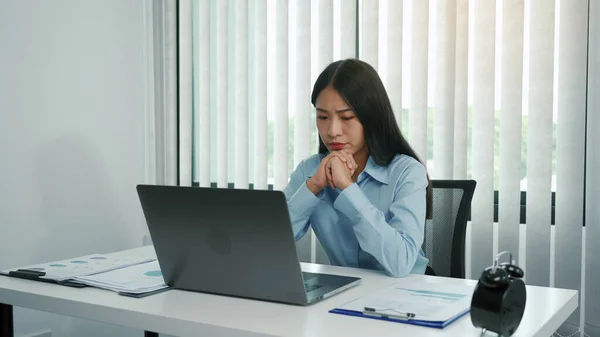 Unga Asiatiska Kvinnor Oroliga Eller Stressade Över Att Arbeta Företagets — Stockfoto