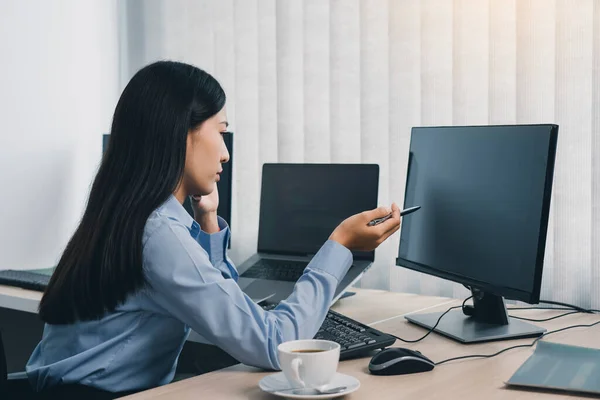 オフィスのコンピュータコードを操作しながら デスクトップPc上のデータをコーディングしながら 集中アジアの女性のブレインストーミング — ストック写真