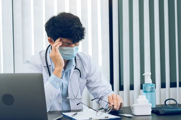 Asiático Joven Doctor Siendo Agotado Burnout Oficina Habitación —  Fotos de Stock