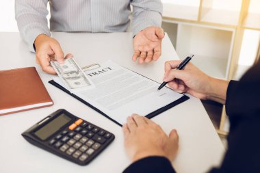 Para, yolsuzluk konseptiyle ilgili sözleşme imzalamak için girişimcilere boyun eğen işadamlarının elinde..