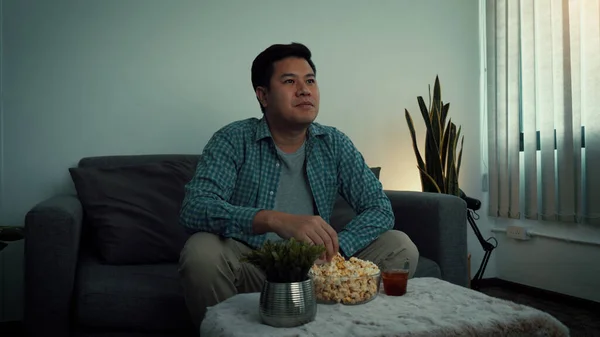 Asian Man Watching Living Room Series While Eating Popcorn Night — Stock Photo, Image