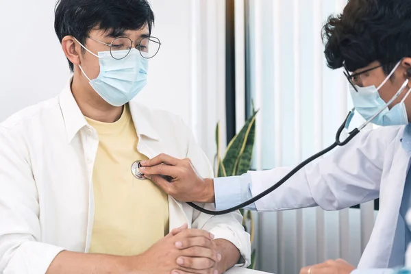 Médico Asiático Está Usando Estetoscopio Escuchar Los Latidos Del Corazón —  Fotos de Stock