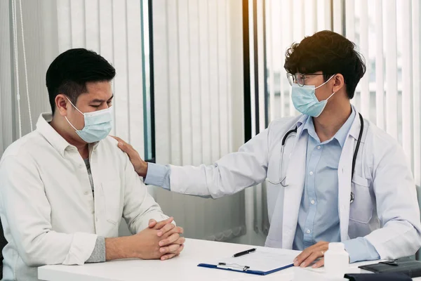 Médico Consoló Brazo Del Paciente Para Explicar Enfermedad —  Fotos de Stock