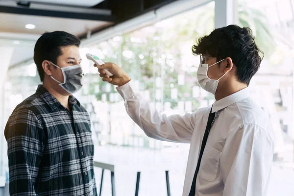 Los Empleados Están Midiendo Las Temperaturas Sus Colegas Durante Brote —  Fotos de Stock