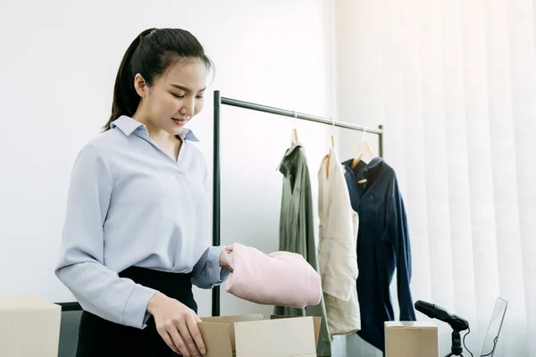 Imprenditore Asiatico Sta Preparando Suoi Vestiti Che Possono Essere Venduti — Foto Stock