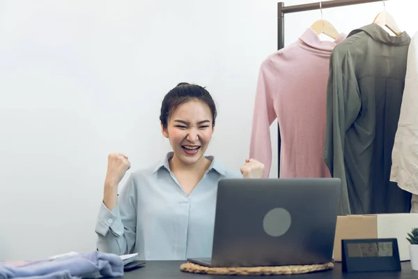 Giovani Imprenditori Asiatici Sono Entusiasti Colpire Obiettivo Vendita Abbigliamento Oggi — Foto Stock