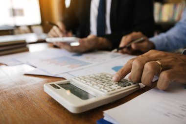İki işadamı şirket bütçesi ve mali planlama ile ilgili hesaplamaları ofis odasında paylaşıyorlar..