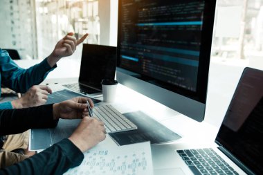 Dizüstü bilgisayarda çalışan ve birlikte analiz eden programlama ve kodlama teknolojileri geliştiren iki ortaklık.