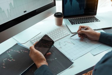 Yatırımcılar yatırım analizinde kullanmak üzere akıllı telefonlar yatırım grafikleri ve hisse senedi performans sonuçları hakkında rekor istatistikler kullanıyorlar.