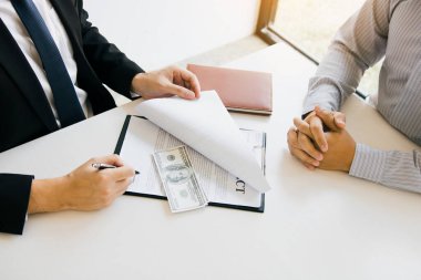 Girişimciler, ortaklarına rüşvet olarak para alıyorlar. Şirket odasında her ikisi de yozlaşmış durumda..