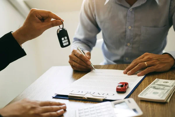 Neuwagenkäufer Unterzeichnen Vertragsunterlagen Für Neuwagenkäufe Showroom Dem Büro Des Verkäufers — Stockfoto