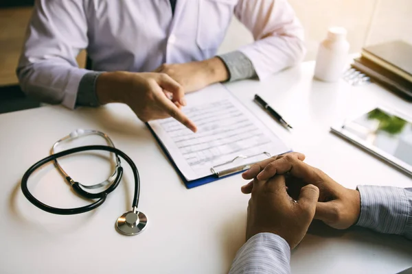 Médico Sostiene Pluma Con Mano Escribiendo Lista Antecedentes Del Paciente — Foto de Stock