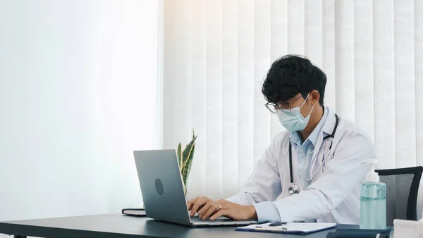 Doctor Sitting Office Working Laptop Computer While Wearing Mask — Stock Photo, Image