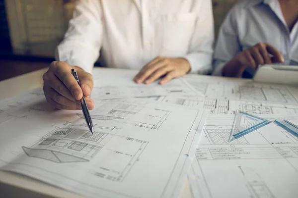 Ingeniero Arquitectos Trabajando Con Planos Mesa Discutiendo Proyecto Juntos Reunión — Foto de Stock