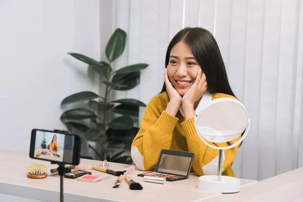 Asiático Adolescentes Haciendo Maquillaje Vlogs Uso Una Cámara Vídeo Móvil —  Fotos de Stock