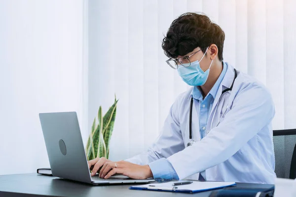 Doctor Estaba Sentado Oficina Trabajando Una Computadora Portátil Mientras Llevaba — Foto de Stock