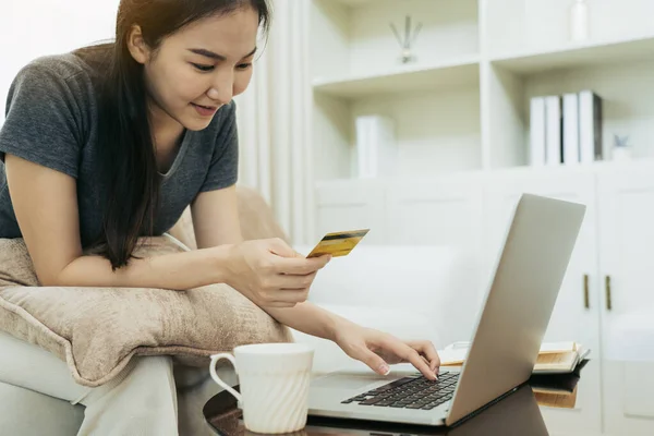 Asiatisk Kvinna Som Innehar Ett Kreditkort För Online Shopping Medan — Stockfoto