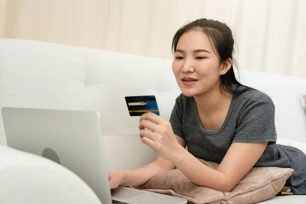 Mujer Asiática Sosteniendo Una Tarjeta Crédito Para Las Compras Línea —  Fotos de Stock