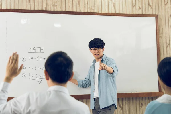 Asiático Profesor Masculino Enseñando Los Estudiantes Aula — Foto de Stock