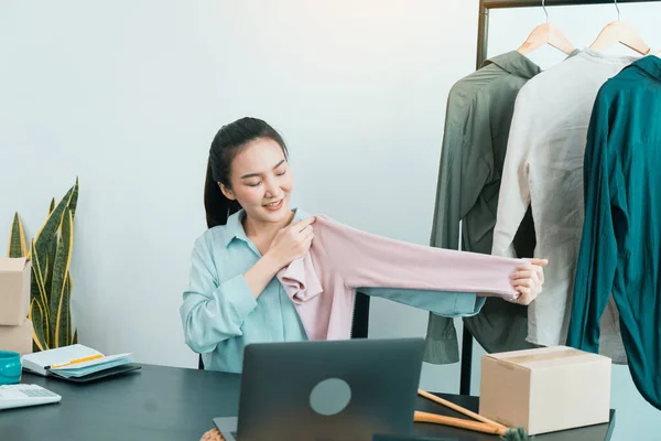 아시아 사업가들은 고객들 온라인에서 자신들을 비율을 비교하기 셔츠를 있습니다 — 스톡 사진