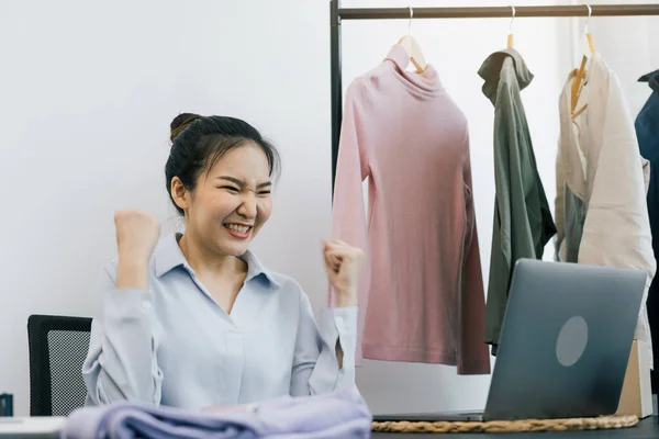 若いアジアの起業家は 今日の服の販売目標を打つことに興奮しています — ストック写真