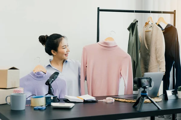 Jóvenes Empresarios Asiáticos Están Recogiendo Ropa Para Mostrar Los Clientes —  Fotos de Stock