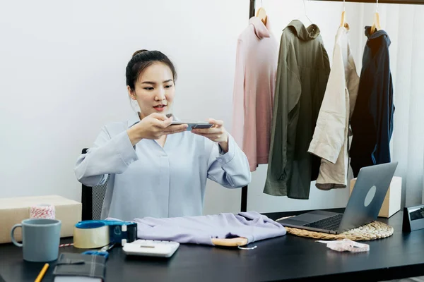 Imprenditori Asiatici Chat Con Clienti Scattare Foto Dei Loro Prodotti — Foto Stock